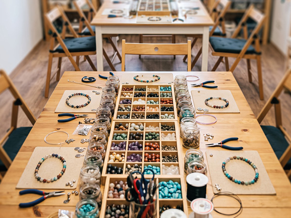 Kézműves workshop felnőtteknek - Ékszerkészítés ásványokból