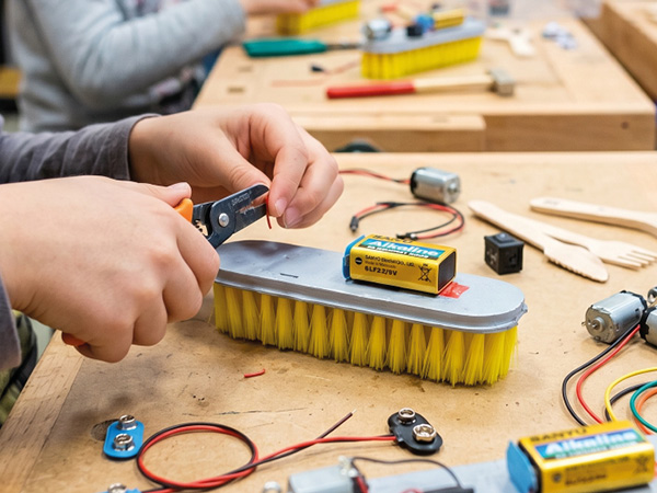 Kreatív workshop gyerekeknek - Robotépítés körömkeféből 